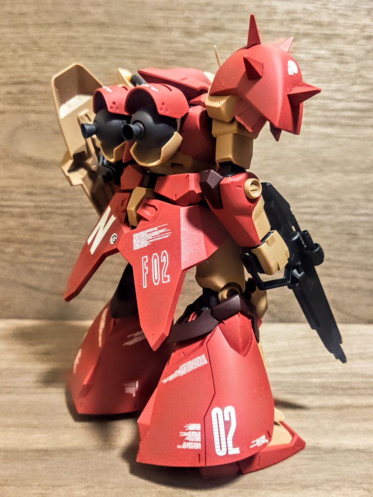大好きなリアセクション、このメッサーの魅力は私はこの後ろ姿だと思います。これがまたカッコイイのなんの。バーニア部の形状も渋いんですがね、ここは今回は金属感を目指さずに、それが少し煤でくすんだようにしています。こっちの路線もありかなと(笑)。ここもM型だと四角いんですよね、私は断然丸派です。スカート部のF02のロゴは中抜きに。似ているようで少しだけ前回と違う感も出してみました。足の02はいつものやつですね(笑)。ウチのモビルスーツらしく、大きなデカールを大胆に貼りたくります。
