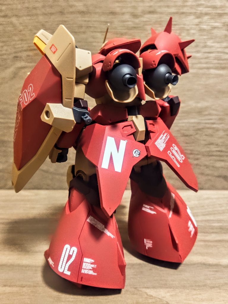 そしてこちら側にも大きな「N」の文字を。端っこに超小さなマルを入れてるんですが、この小さな小さな違和感が好きなんです。F01型の方には三角とか付けてみようかな。マフティ側の機体なんで、これで今の所MとNが揃いました。次はラストのEかな。このF02型もあと一つ同じカラーの別バリエーションであるはずで、そんなのセカンドハンド店でも見たことない。さらに指揮官用のカラーリング違いもありますね、、、兎にも角にも売ってないんですが(笑)。お店をハシゴして、何とかこちらを手に入れました(笑)。もともとプレバンオンリーって時点で大変だし、それが店頭に来てもまたプレ値。本当はちゃんとバンダイさんから直で購入したいのに、普通に買えるお店に売ってないんだからこればっかりは仕方ない。