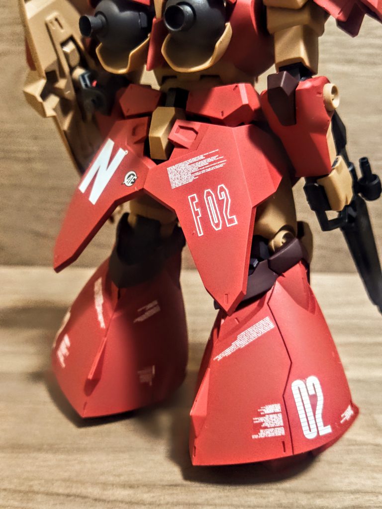 この足のフレアの筋の所に墨入れしていますが、メリハリがヤバイ。逆に脹脛上のシールによる塗り分けのベージュは貼りませんでした。この方が赤の面積が多くなってボテッとしした感がドムチックですしね(笑)。そうか、だから指揮官機はドムパターンのカラーバリエのようなんですね。この頃は設定の上ではアナハイムがどこにでもモビルスーツを提供販売しているので、わざとカモフラージュするのにジオン系のスタイル、フォルムに近づけていると聞きました。「まぁ、ウチのはアナハイムのロゴ貼りたくってるがな(笑)」アピールし過ぎ、隠す気無さすぎ。