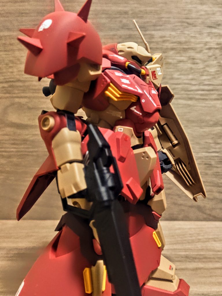 さて、角付きメッサーはいいですね、この横顔もまた素晴らしいです。ちょっと昆虫っぽいというか、コロオギやスズムシのようにも感じます。このくらい悪役チックなのも良い味付けですし、ハサウェイの立ち位置がどんなに頑張ってもテロリスト側っていう意味なのでしょう。組み立てですが、いつものランナー塗装で関節部をファントムグレーで塗ってみました。良いですね、このグレーはなかなか渋くて良い味だしてくれます。メインになる赤とベージュは成型色のまま。それをスーパースムースクリアでコーティング。本当にこのトップコートは偉大ですねぇ。ぶっちゃけこれだけでこの質感に持っていってくれるんだから、もう塗装なんてしなくてもいいくらい。これはHGUCのシリーズの色分けのクオリティの高さの証明でもあるんですが、高額になりつつあるガンプラは確かに良くなっているのもまた事実。となるとエントリーグレードがもはや異常なのかもしれませんね。