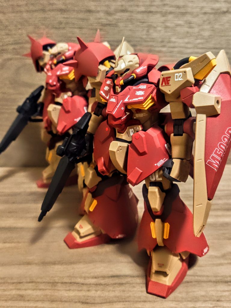 ハサウェイが搭乗していたらしい過去の機体は特別カラーに塗られたあの紫のモデルですが、この量産型特有の「同じカラーで角付き、角無し」というのが一番たまらないんです。シールドも同じパターンの白地、中抜きにしていますし、イイ感じにバリエーション違いにする事ができました。きっと当分紫は見ないでしょうし、この赤ベージュの最後の1機も、偶然の出会いを待ちましょう。といっても、そっちは見た目ほぼ同じでしょうが、それだとやっぱり紫が、いや、量産型なんだから、うーん、うーん。どうするか考えてるのもまた面白いです。とか何とか言いつつ、今回のメッサーシリーズはしばしここまで。次はまた別の新しいモビルスーツを作っていきましょうか。楽しみ、何を作りましょうかね、最近売り場でよく見るものは、どのキットも魅力的です。ちょっと数が増えてきているような、そうでもないような。それでは次回の更新でお会いしましょう、ではまた。