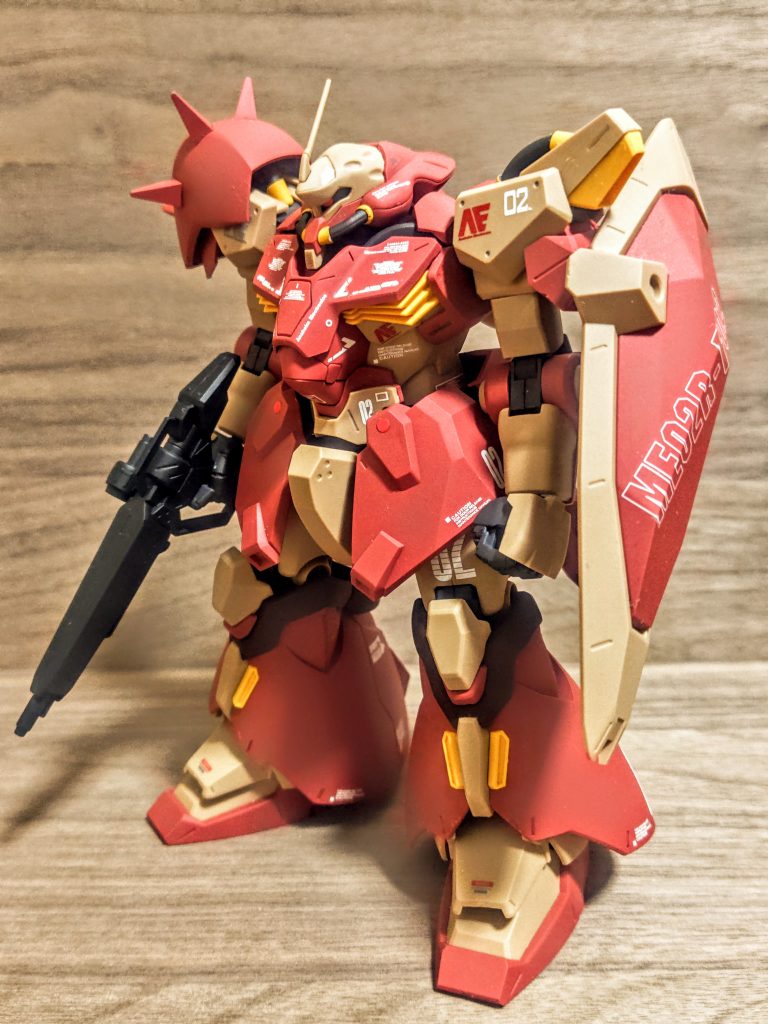 そしてこちらが前回手に入れたF02型です。プレバン限定、通称Gジェネ版とのこと。赤の面積が増えて謎の安心感、よりまとまりがあるイメージになりますね。こちらの方がなぜか見慣れた感がありますが、やはりそれはジオニズムを感じさせるルックスだからなのでしょうか。この見た目になると途端にドムやゲルググに通じるものを感じます。そしてなにより格好良いんですよね。