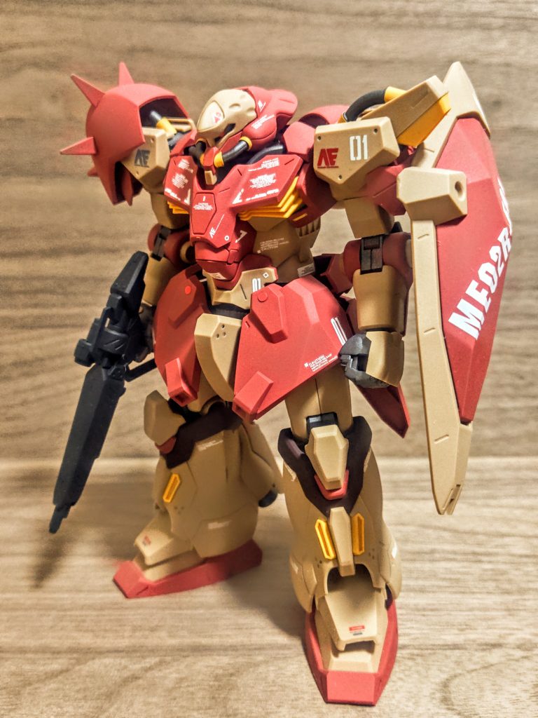 というわけで、こちらが最初に作ったF01型のメッサー。映画で出ていた版ですかね。確か何機かいたような、そしてやられちゃったような。一般販売の運が良ければたまに買えるやつです（笑）。足回りが連邦チック。元はギラドーガ系と何かで見ましたが、ギラドーガかと言われると、そこまでそうは見えないような（笑）。思えばギラドーガはその後ギラズールにモデルチェンジしていったような気がしなくもないようなあるような、まぁ、色々あったんでしょう、そうでしょうとも。