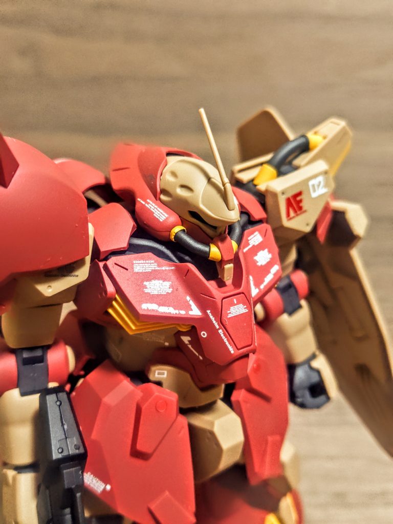 こちらF02型の頭部。ブレードアンテナ付きに今はしていますが、それを受けるパーツはF01型のとは当然違います。差し込みのスリットが加えられていますからね。しかし頭部のバルカン形状はやはり同じ感じで、こちらもあと一歩。そして本来なら塗り分けたいイエローのパイプ接続部もシールになります。「当然筆塗りしたいところです」私は思いっきりシールを貼りましたが。