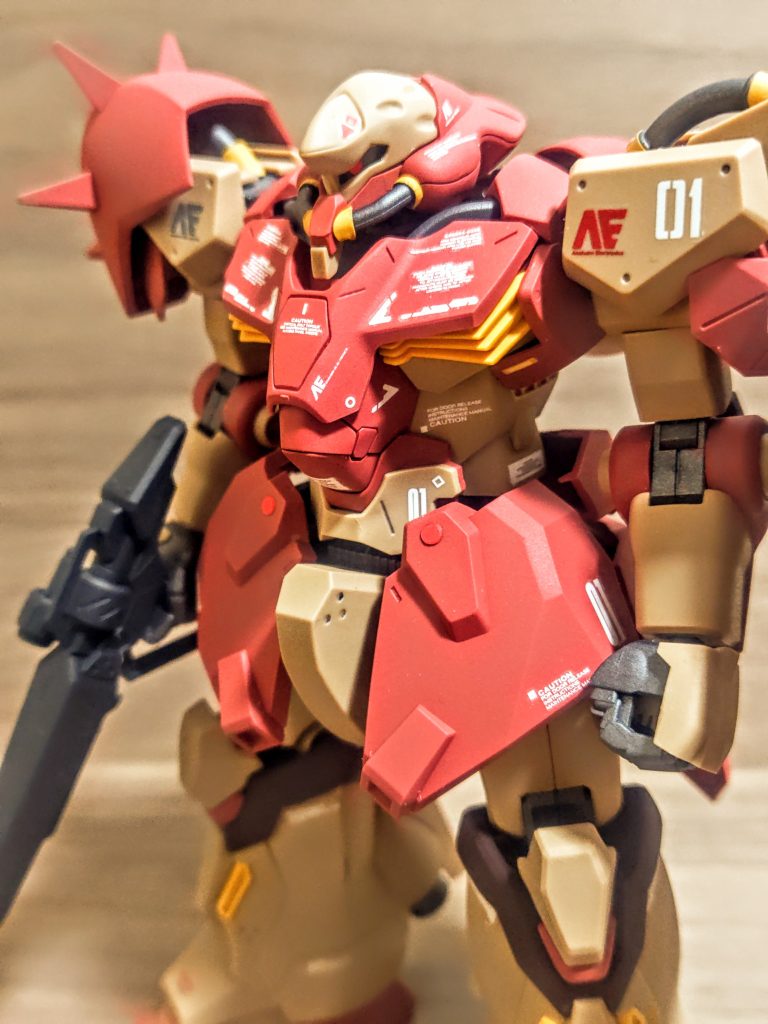 F01型の胸部です。このメッサーはこの胸部がかなり特徴的な作りで、胸ユニット、脇ユニットと層になる作り。そこにヒンジが加わるので物凄く腹筋が曲げれます。ぐぐぐっと、胸部だけで足元を見れるほどに折り曲げられます。個体差からか私のはそのユニットの接続部分が少しゆるく、手で持ち上げると層が伸びてきてしまいます（笑）。下半身が重いので仕方ないのかなと。