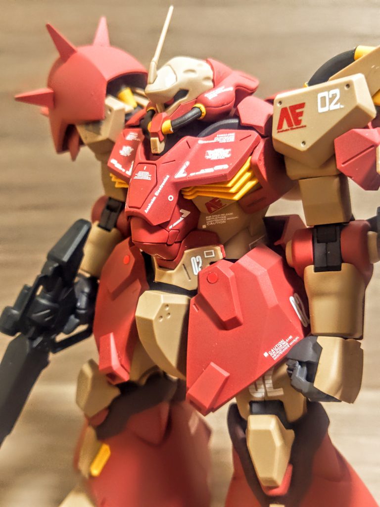 対して、F02型の方はこの胸部ユニットの接続部、分割部分が無茶苦茶固くて、まるで、「そこは一体型だよ？、普通じゃん？」と曲がらない（笑）。良く言えばしっかり固定されていて、悪く言えば下に曲げるためにぐいっと力を加えなければいけません。当然破損のリスクがそこには生まれます。ここは個体差ゆえ、どちらも調整が必要ですね。「ウチの素立ちには関係ないがな（笑）」