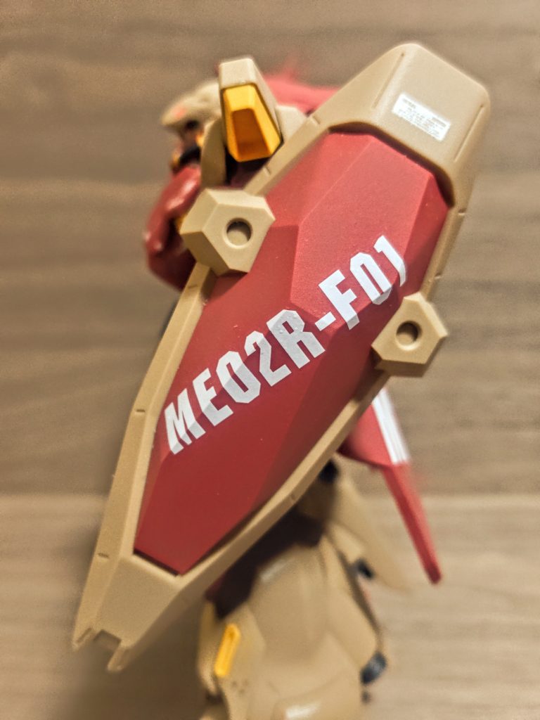 私的に結構格好良いなと思っているシールド。メッサーのは立体的なんですよね。結構モビルスーツのシールドってどれも薄くて。これでちゃんと敵の攻撃を止めれるのかよって思ってしまうんですが、メッサーのは無茶苦茶分厚くて非常に良いです。私はこのF01型の方は白い文字で型番を貼りました。ちょっとお気に入り。