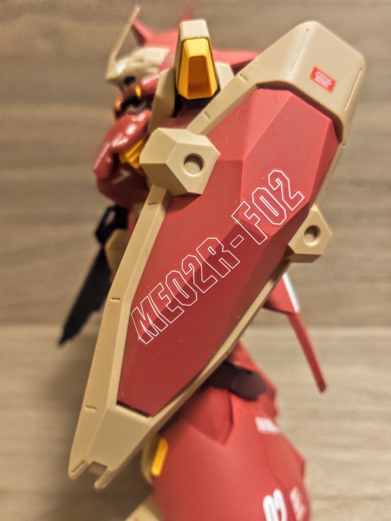 対してF02型の方は枠だけ白の中抜き。全く同じにしようか悩んで、ちょっと違うのも良いかなと。本来なら同じシールドのはずで好きなの持っていけってなるんでしょうが、これはアナハイムから来たときのおまけで付いてきたシールド設定なので（笑）、型番を貼りわけています。