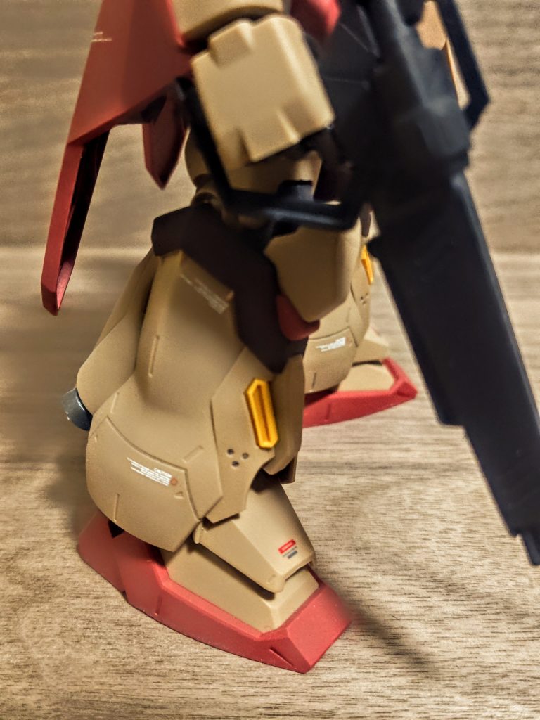 というわけでその足です。F01型の足は連邦チックですが、ここがF01とF02のキットとしての唯一の違いですね。ここ以外は同じ共通パーツです。彫りがここは深いんでいいかなと思いましたが、やっぱり墨入れしたいですね。パネルラインが少し寂しいかな、この分割された面ごとに塗り分けてあげるとメリハリがより効きそうです。通常キットなんで、F01型はまたいつか買い直して作り直しましょうかね。