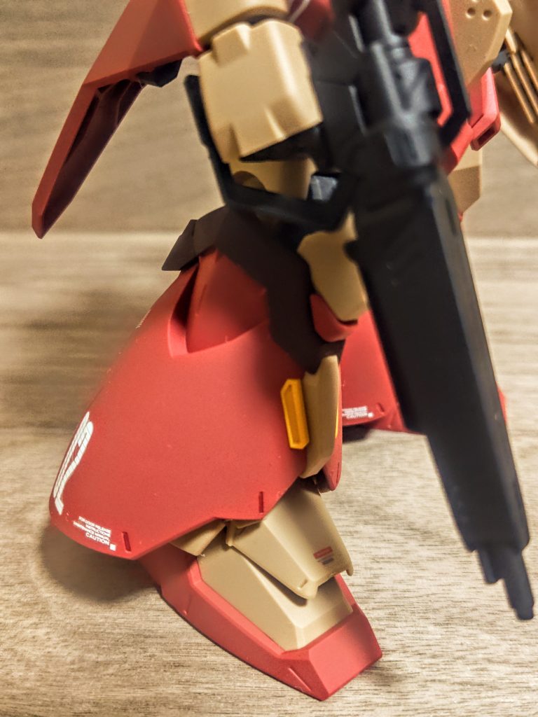 F02型の足はスカート付き、リフティング・フレアでしたかね、これがまた良い。足元が大きいと、途端に安定感マシマシ。でもどこか量産型にもなってしまう、F01型の方が単体で際立つデザインなのかもしれませんね。そっちを角付きにしてこちらを2体揃えたいんですが、プレバン限定。どうせならマインレイヤー装備型で行けるんで、その方が面白い気もします。となると指揮官機と合わせて、「結局四体とも買わされとるやないかっ」、、となる未来が見えますね。