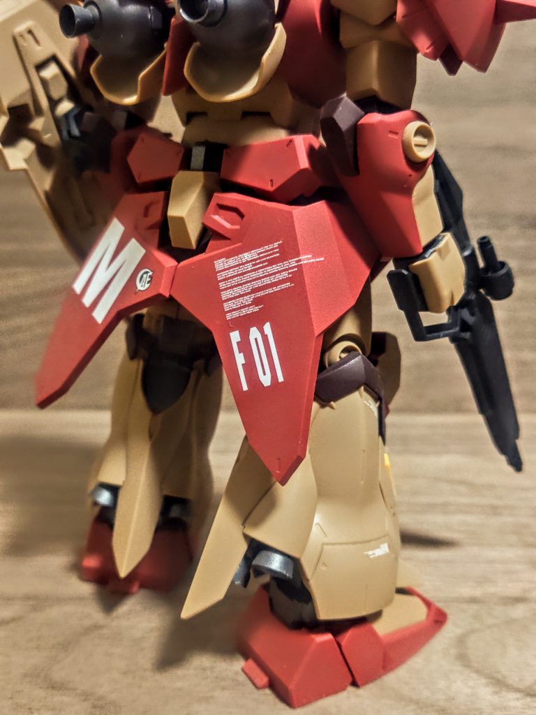 続いて腰部です。このパーツは複雑な関節構造の接続アームで付いていて、物凄く開かせる事が出来ます。素直にバンダイさん、やります。やるやると思っていましたが、本当に良く出来ていて素晴らしい、流石です。ウチのは開きません、いつも素立ちだもの。本当にごめんなさい（泣）。同じくF01型の方は白文字ロゴですね。その上の英語の文字のデカールが結構お洒落。