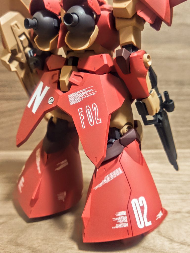 F02型はこちらも白の中抜きです。その上の英語の文字デカールは、前に貼ったのと同じやつがどれかわからなくなったので、ちょっと短いめの文字列にしてます（笑）。それにしても格好良いデザインのカバーですね。この部分なんて言うんだっけ、ベクタード・テール・スタビライザーか。この部分がパカパカ動いて滑空できるんですよね。この部分は本当にメッサーらしくて良い。ここも私の大好きなポイントです。