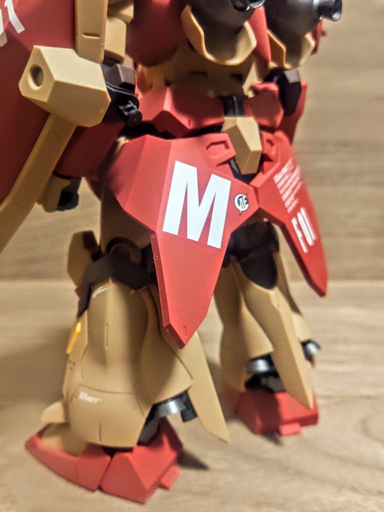 そしてF01型のこちら側。「えむっ」ですね（笑）。このMのロゴは外せません。ウチにいつか来るのがマインレイヤー装備型だと、この部分にその爆雷が付くので見えなくなるんですよね、そこが本当に泣き所です。その横のアナハイムロゴはちょっと今風と言いますか、アグレッシブ版のロゴです（笑）。