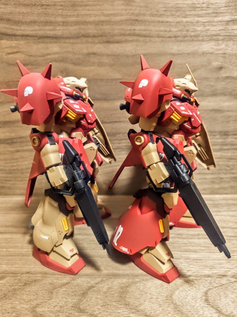 反対側のスパイクショルダーは同じですね。マフティをテロリストと私は定義しているので、髑髏を後ろ向きに貼っています。後ろめたいわけですね。思えばアナハイムから来たとき設定なのに、髑髏が描かれているというのもおかしな気もしますが。どうしましょうか。送られてきた時に色々ロゴ等注文したままにプリントしてくれていましたよと。そして受け取ったらアナハイムの部分が実は熱で溶けるステッカーになっていて剥がれる、消えるようになっている。これで行きましょうか（笑）。