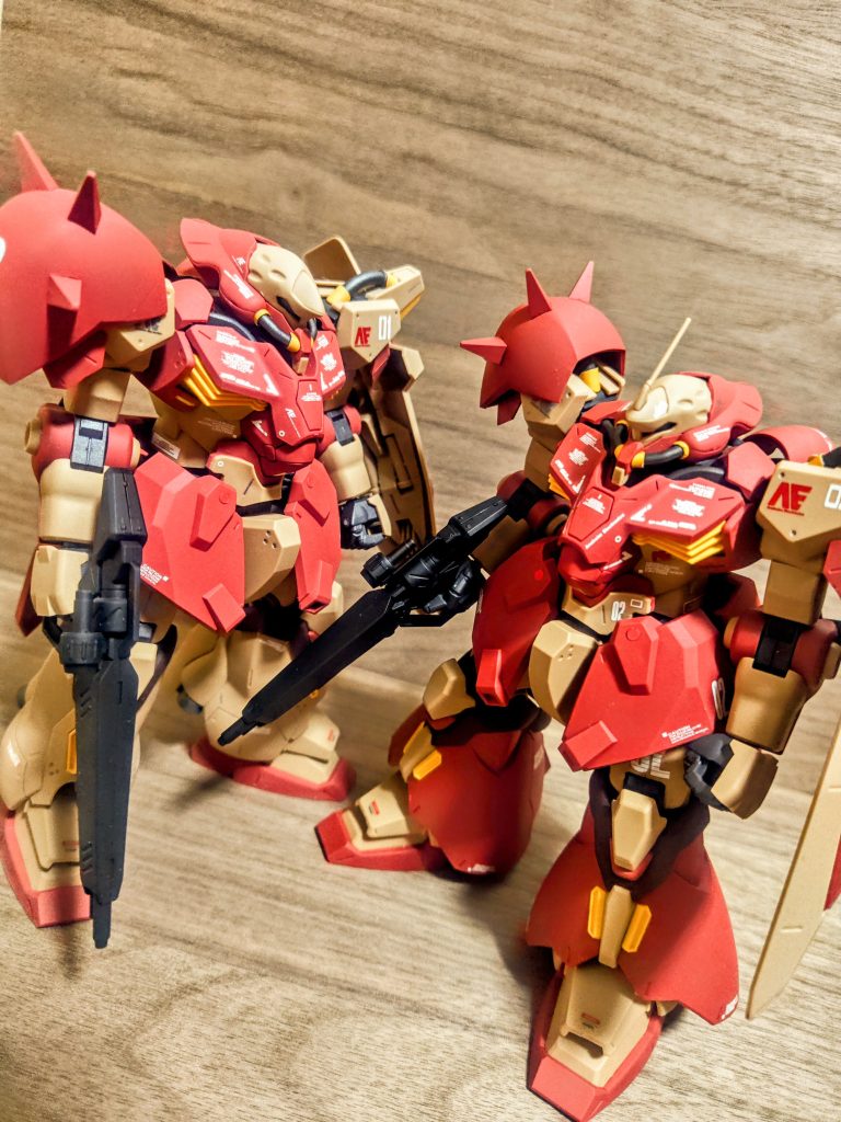 というわけで今回はここまで。まじまじと見比べるとやっぱり面白い。次は何を作りましょうかねって言いながら、あまりにこのキットが大きくて満足度が高いので引っ張ってしまいました（笑）。そしてなかなか「次」を見つけられない。いや、見つけたんです、それこそマインレイヤー装備型もセカンドハンド店で。とはいえ本当にそっちに行って良いのか、そろそろ指揮官機で終わりの方が綺麗なんじゃないか、そう言えば指揮官機は全く見ないですがね（笑）。そしてもう1つ見つけたのがナイチンゲール。「でかっ、たかっ（笑）」何というボリューム、これで1/144スケールかよ。当たり前の顔をしてセカンドハンド店で出していい絵柄じゃないお札を求めてきやがる、こんなのシャアアズナブルに粛清されてしまう。「お前ほど金持ちでも、置き場所があるわけでもないっ」一旦持ち帰ろう、この件は即決はいかん。しかし見ないからなぁ、再販も来ないし来ても買えるのかどうか。それなら、いやしかし、でも、うーんうーん、(最近こんなのばっか（笑）)次回お会いしましょう、今回もありがとうございました。ではまた。