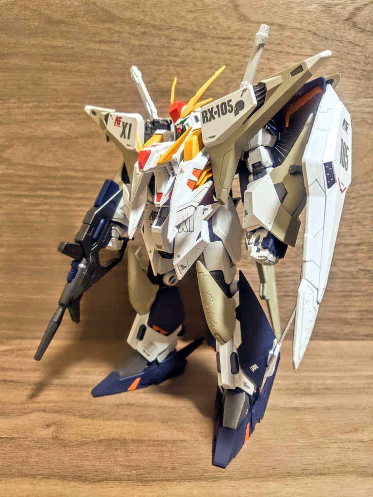 まず初めに一言、、「大きいは正義」デカイです、こんなの1/144じゃないです。大きすぎて撮影が大変(笑)。昔1/43のミニカーを集めて撮影していましたが、初めて1/18スケールのものを撮影したときのようです。でも1/144のHGクラスなんで、思ったより部品は少ない。私はこれをサザビーマジックと呼んでいます。嘘です。カラーリングは私のオリジナルですね。と言っても、少しだけベージュの入ったライトグレーを加えただけですが、これがなかなかのお気に入り。