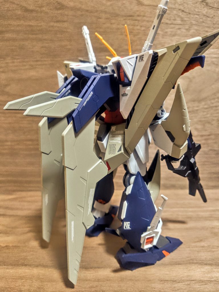 羽根を下ろしてますが、ここも含めて、今回のミソはこのベージュがかったグレーです。この色を使いたくて選んだようなもの。タミヤさんで言うところのロイヤルライトグレー、またはUSAFライトグレー、ミスターホビーさんで言うとガルグレーでしょうか。このベージュが物凄く好きなんですよ。νガンダムにも似合うはずのこのカラー、私はνガンダムカラーのストライクガンダムを作ってたときのが余ってたんで使い切るために(笑)。まぁ数回重ねて吹いて、結局足らなくなってまた買いたしました。そして余るからまた次塗りたくなるわけ。「何とでもなるはずだっ」