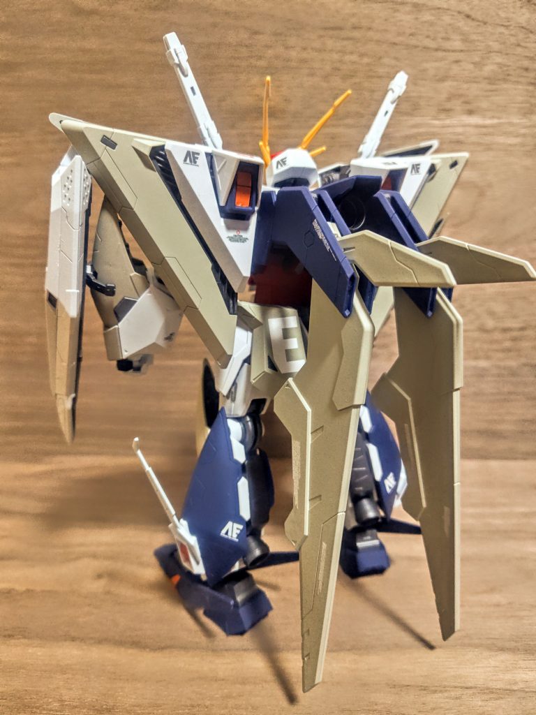 青とベージュのコントラストは結構良いと思うんですよ。リアウイングは凹凸でもう一声塗り分ければ良かったですかね、その場合は白とベージュか。まぁまたこれは次に活かしましょう。今塗っているベージュの部分をシルバーにするのもありかと思ったんですが、私は最後に艶消しトップコートで光沢をマットで揃えるんで、そうするとシルバーもほとんどグレーにしかならないかなと。それならベージュの方が個性的になりそうですしね。なかなか他の人が作るクスィーでは見ないカラーリングになりました、オリジナリティです。