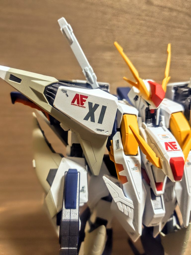 こちらサイドにはクスィーの文字を入れました。結構難しいんですよね。マフティーのデカールを持ってないんで、大きな面積をどう味付けしていこうかと毎回試行錯誤。隣の赤のアナハイムロゴはお気に入りの1つです。肩の塗り分けは、白、ベージュ、白を立体的に組み合わせたくてこうなりました。中にフレーム側のガンメタルがチラ見えするあたり、やはり最新キットは素晴らしい。といっても、このクスィーガンダムも結構前に発売になっていたんでしたかね。最初の映画のときでもんね。