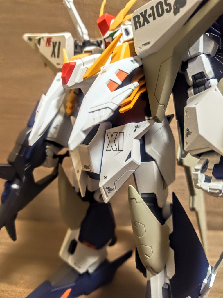 シールドだけでなく、ボディもやっぱり奇抜なデザインのモビルスーツですよ。第5世代という括りに入れられているようです。ペーネロペー共々、どちらもバケモノ級の大きさ、どこかに入れられた鳥を模したフォルム、そして劇中で見せた圧倒的な運動性能。ミノフスキーフライトユニットなるものから、大気圏内でも自在に飛び回れるという必殺技を持っています。その代わり機体が無茶苦茶大きくなるという、「模型化したとき私の喜ぶボリューム感」が特徴です(笑)。大きくなればなるほど、パーツ1つがより大きくなって組み立てやすくて、おまけに出来上がりが大きくて幸せになれますからね。