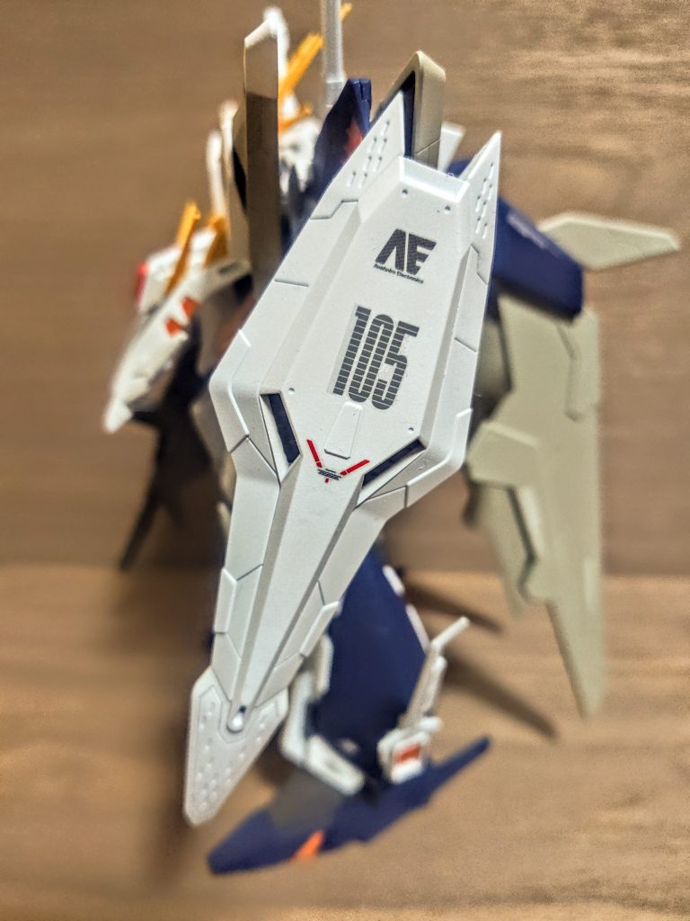 シールドは細かく塗り分けるイメージがつかず、真っ白。なんなら中央にある赤のデカールもこのあと剥がしてしまいました。分厚くてカッコイイ盾なんですが、なかなか美味しく使いこなせず、悔しいところです。いつものように斜めに型番を貼り付けたかったんですが、それにしてもあまりにも立体的なシールドのデザインで。カッコイイんですがね、ちょっと難しい。