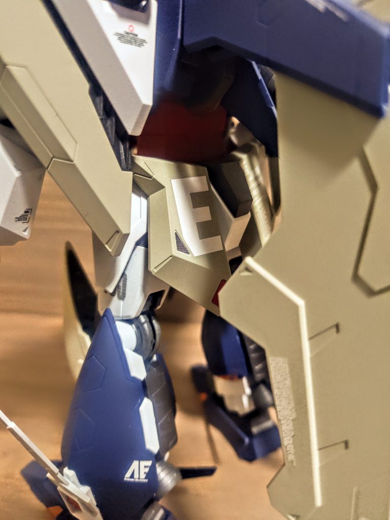 そして最後のピースですね、「E」がここに揃いました。これでメッサーの2機が繋いでくれた、「M」「N」と今回の「E」。マフティ、ナビーユ、エリンの完成です。長かった、この大きな文字をこの位置で揃えたかった。「クスィーだと目立たないがなっ」羽根が大きすぎて見えません。うっかりさんですね、おまけに反対から読ませてNEWにするっていうネタを忘れていました、それはいつかくる指揮官機のメッサーに譲りましょう。(買うんかーい)