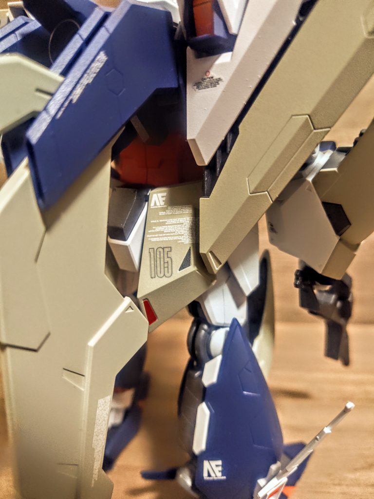 こちら側のリアカバーもいつものメッサーのと似せています。「アナハイムがここによくこうやって注意書きとかを書くんだよね、いつも」というのを妄想したネタですね。似たようなものを継続してやり続けると、ちょっとそれらしく見ることが出来るんです。MNEネタもそうですが、今回のハサウェイ時代のモビルスーツはほぼ同じようなものを継続して取り入れる事が出来ました。なかなか頑張りましたね。私的にハマっているこの時代のモビルスーツたちですが、本当アタリのキットばかり、これはペーネロペーにも期待できそうです。。