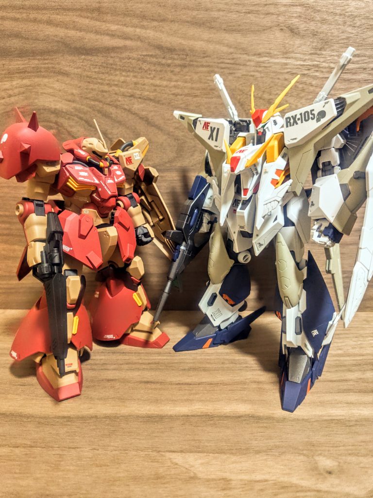 そして私の大好きなメッサーとも。閃光のハサウェイシリーズの時代、逆襲のシャアの時からさらに後。反地球連邦組織、マフティーの主力モビルスーツです。かなり大きなメッサーですが、それでも負けちゃいますね。まだ一つ前？の世代のメッサーに対して、ミノフスキーフライトを搭載した第5世代のクスィー。戦艦級に搭載されていた技術を小型化しモビルスーツに備えさせたわけですが、それでも限度がありモビルスーツとしてはかなり大きくなってしまう、と。その兄弟機？のペーネロペーとメッサーがやり合いますが、より大きなペーネロペーが圧倒的な運動性能でメッサーを圧倒していました。それと今度はクスィーがやり合うわけです。あの大きな機体が2つ異次元の動きで戦うという、意味のわからない性能です。面白いですよね、本当オタクとしてはたまりません。