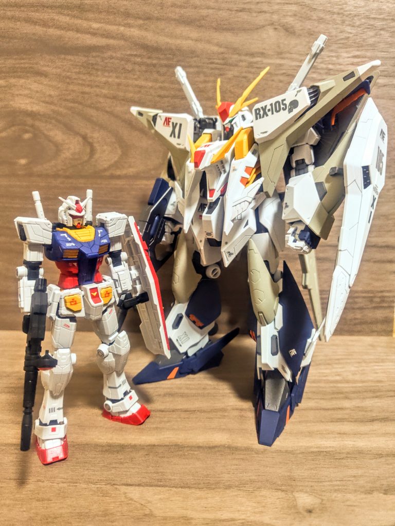 さて、やっぱり原点にして孤高の存在、第1世代はこのモビルスーツなんでしょうかね。あんまり細かく知らないんですが。とはいえ、やはり何でも初代は偉大ですから。みんな大好きRX-78です。次はあえてエントリーグレードの初代ガンダムとか作ろうかなと思ってるんですが、こちらはその大阪万博バージョン。これはこれでお気に入りなんです。モールドが凄まじく、これならRG気分を味わえますからね。そしてきっと私には本物のRGキットは作れない。「細かすぎるっ」(あとパーツ数が多すぎる)それにしても大きくなりましたね（笑）、ありきたりですが1/144スケールと1/100スケールキットの比較のようです。この時代はミノフスキークラフトですかね。ホワイトベースにも搭載されていたはずの重力下で浮遊できるっていう技術。戦艦級でないと収められないような、大きな装置なんでしょう。