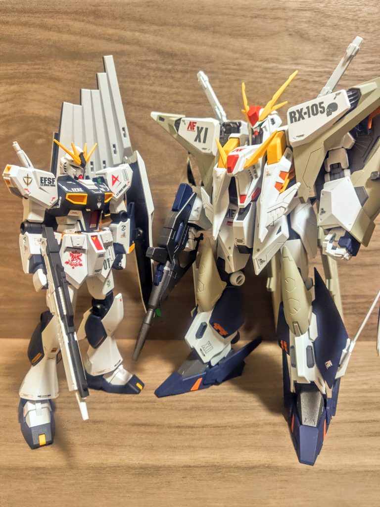 となるとこちらは一つ前なので第4世代なのかな。因縁のモビルスーツですね。私も大好きRX-93です。もちろんアムロ・レイの乗った最後の機体ですが、閃光のハサウェイシリーズでも「大きな存在」なのでしょうね。モビルスーツとしては大型化の時代、「サイコミュ」技術、そして「サイコフレーム」がキーのモビルスーツですね。私もエントリーグレードがメインながら、それなりの数のキットを組み立ててきました。この辺りから「大きいは正義」に目覚めてしまったかもしれません（笑）。以降結構な大型モビルスーツを好んで組んできました。にも関わらず、ファンネルを足してもクスィーと比べるとこのくらいという。νガンダムが小さくなるって、相当ですよね。