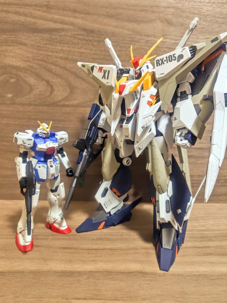 そしてラストはこちら。リガ・ミリティアLM312V04です。それからF91の時代を超えて、このヴィクトリーガンダムがミノフスキーフライトの究極の小型化モデルになるのでしょうかね。「本当にね、小さすぎるやろ（笑）」Gフレームかな？？と思ってしまいますが、しっかり1/144スケールです。同じスケールモデルでこの差は凄まじく、バンダイさんの価格設定も凄まじい差（笑）。設定ではこのあとミノフスキードライブに進化、V2ガンダムが光の翼を手に入れるわけですが、見た目は私はこっちの方が落ち着きます。V2ガンダムも最近見ないですね、また再販してくれるのかな。今度はそちらも手に入れたいものです。