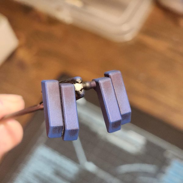 モデルはまだ完成していませんが、我慢できずにちょっとだけお見せするために組み立ててみることにしました。長々と話さないようにします。このモデルの塗装で多くのことを学びました。小さな決断が、結果を大きく左右するのです。最初の頃は気に入らなかったのですが、今は納得し始めています。さあ、早速見ていきましょう。表面は、スプレー缶のブラックのアーミーペインタープライマーです。この製作にはヴァレホの塗料を使用しています。一番濃い青から始めて、明るい青へとグラデーションを作っていきます。今回は頭部にもっと注意を払いたいと思いました。グスタフ・カールの頭部は少し雑でした。スポンジを空けてドライブラシ風のアプローチをすると、頭部の盛り上がった部分を捉えて光に当てることができ、うまくいきました。全体的にとても青くなっています。もしかしたら青すぎるかもしれません。幸い、赤が少しだけバランスを取ってくれています。次回は、鎧と手足を区別するために別の色を加えてみたいと思っています。武器はまだ少し作業が残っているので、一緒に飾るためのカスタムベースをもう一つ作ってみたいと思っています。読んでいただきありがとうございました。またのご来店をお待ちしております。-The model is not finished but I could not resist and decided to build it up for a quick sneak peek.I'll try not to ramble on.I learned a lot painting this model. So many small decisions make for a vastly different outcome. After disliking it in the early stages I've started to come round on now. Let's dive in and have a look.The surface layer is black Army Painter primer from a spray can.I use Vallejo paints for this build. Starting with the darkest blue, I create a gradient into light blues.This time I wanted to pay closer attention to the head. The Gustav Karl head was a little sloppy.I found that unloading the sponge and doing a dry brush style approach worked well on the head piece, to catch the raised areas and bring them into the light.Overall, it is very blue. Maybe too blue. Luckily the red helps to break it up a little. Next time I would like to try to add another colour to separate the armour from the limbs.I still have some work to do on the weapons and want to try and create another custom base to display it with.Thank you for reading and please stay tuned. (2枚目)