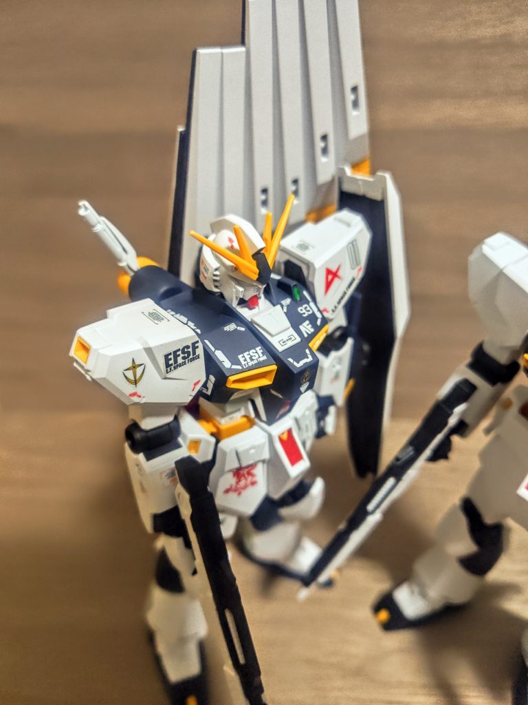 圧倒的見慣れた感（笑）、いつもの貼りたくりデカール版が安心させてくれるウチのνガンダムですね。この成型色の青が物凄く良い色なんですよ。私としては福岡νガンダムがもはやベーシックに感じるほど作ってきましたが、とはいえこのカラーが定番なのはその通りです。フィン・ファンネルも良い、セットで組むとまさにエントリーグレードの傑作キットですね。何度も買おうかと悩んだウイングガンダムはHG版の方が何となく良さそうですが、こっちは本当EG版とHG版が逆転してしまっています。