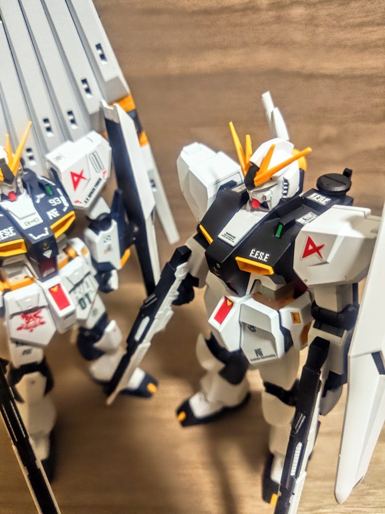 結果大量に買ってしまうと（笑）。ある意味これこそ量産型です。そしていつものと比べると、やっぱりボディカラーを黒にしたのがイメチェンになりました。シンプルなカラーリング、デカールワークがウチでは新鮮に見えますが、ケースに入れたときにアニメ版っぽい立ち位置になってくれて良かったです。同じ機体が増えてくると、大きめのケースに纏めて飾るんですが、たまには単体で飾りたくなるもので。その時に「単体で飾る用」にまた増えてしまって（笑）、何個増えるんだと。とか何とか言いつつ今回はここまで。きっと皆も同じのたくさん作ってるはずっ。それではまた次回お会いしましょう。ではまた。