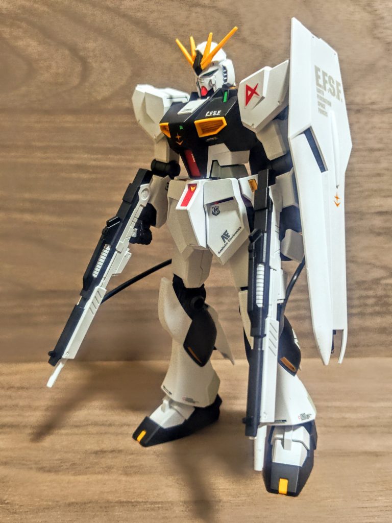 「シンプル（笑）」ウチのも当然フィン・ファンネルを付けてしまったので、以前作ったケースに入らないんですよね。「そうだ、展示ケースを作ろう ②」https://gumpla.jp/other/25223745この記事のです（笑）。思ったより人気のネタで驚きましたが、このケースがちょっと小さくてですね、っていうかνガンダムが大きくて。なのでここにファンネルを付けたら入らない（泣）。そこでノーマル版が家にどういう事かたくさんあるので（笑）、またひとつ組んだというわけ。