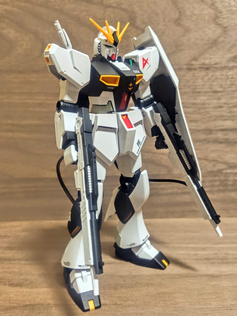 テーマはさっきの通り、シンプルです。アニメ版のように、メインカラーの青は真っ黒にしました。これだけで一気にイメージが変わりますね。そしてウチのお得意の貼りたくりデカールも今回は超シンプルに少なくしました。こんなにエントリーグレードのνガンダムってパチ組みだとしょっぱかったんだと（笑）、あらためて組むと素晴らしいクオリティながら、やっぱり寂しくもありますね。いつものがやり過ぎなだけですが。