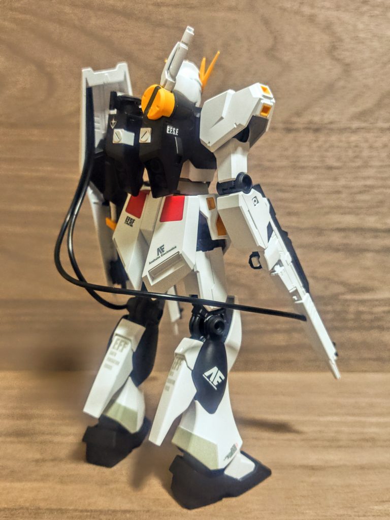 なのでシンプルながら、うちの個性？、スリングだけシールドと繋いでいます。これでライフルを落とさないぞっ（笑）。謎にそのライフルは左右で2丁持ってますが、そこは気にせず行きましょう。そしてバーニアが見えない。やっぱり真っ黒は駄目でしたか。ここだけ後でシルバーに塗り直さないと。