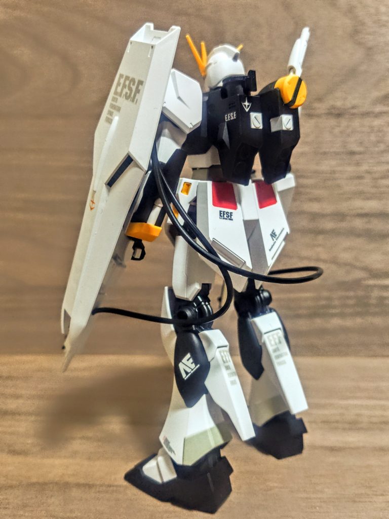 足元はあえてアナハイムロゴでシンプルに。クスィーの後に組んでるので、ちょっと意識してます。いつもの大きな数字デカールは無しですが、こうして組んでみると、それなりに自分らしさってのが出来ていることに驚きます。そのくらいにはたくさん作ってきたんですね。(進歩はないがなっ（笑）)少しだけベージュ系のグレーで塗り分けていますが、これもウチではテッパン。クスィーガンダムもやっぱりこのイメージで作ってしまいましたしね。思えばνガンダムのニューの次がクスィーですし、後継機ではなく、次の世代、っていう意味でしょうか。