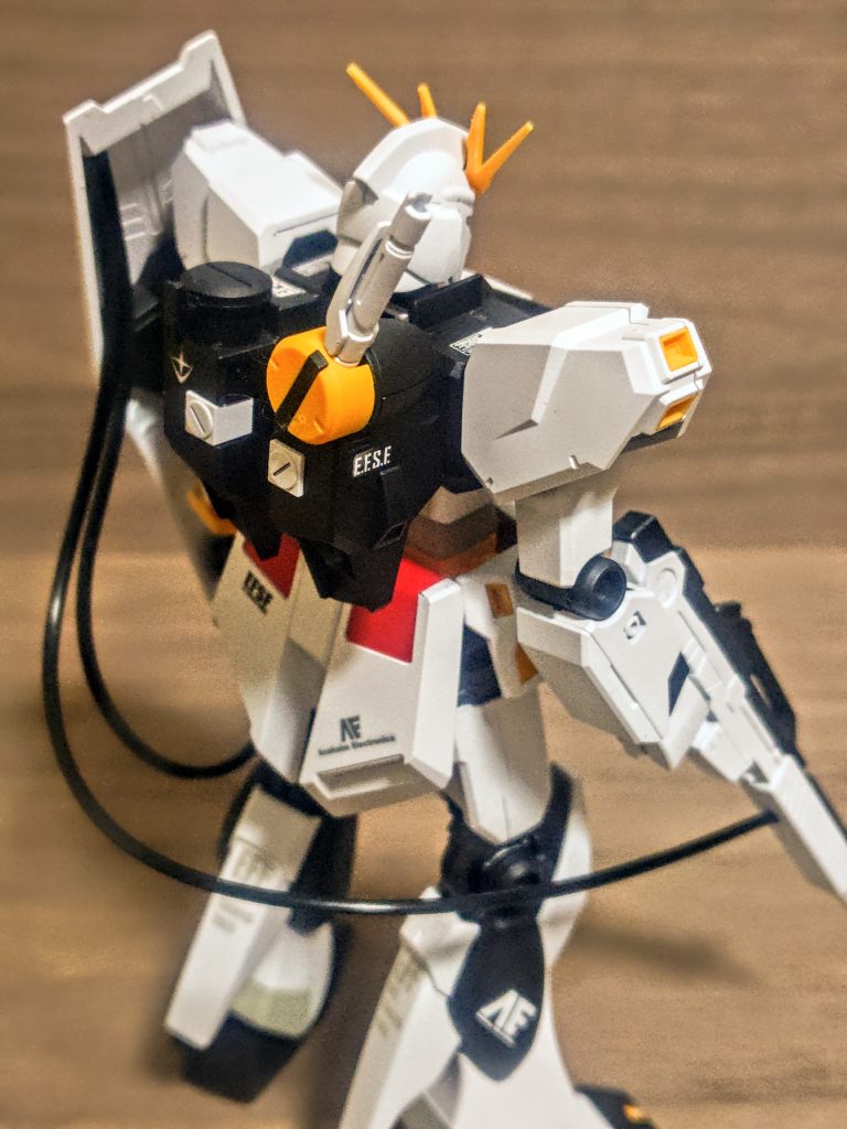 エントリーグレードのνガンダムの良いところは、パキッとした「面」にあります。ここは私のような素人には、いわゆる面出しが出来てない。そういう人間にもメリハリあるフォルムってのを味あわせてくれるんですよね。シールドはちょっとウラ面が透けるんであれですが、それこそコスト削減もあるんですかね。関節部を私は塗るので、そこに塗料がかかり、結果的にしっかりと組み付けられますが、エントリーグレードの弱点はこの関節部の緩さです。ようは、「置いてるといいけど、動かすとだめ」私のためのキットじゃないですか（笑）。