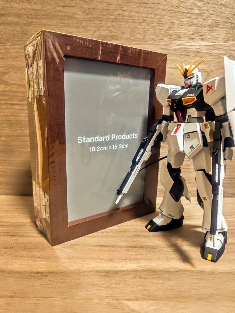 中身はこんな感じですね、なるほど、ジャバラ状に展開できるフォトフレームですね。色々サイズがありそうで、今回は扱いやすいポストカードサイズをチョイス。ようは「ハガキの大きさ」用です。セブンさんでハガキに印刷できるサービスがコピー機の中にあるんで、それでいつも印刷してるんですよね。版権が心配ですが（笑）、個人的な使い方なのでギリギリセーフなのかな、そう信じましょ。