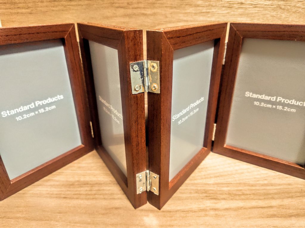 展開するとこうなります。これを後ろに置いて背景にして、その前にキットを置くわけです。まぁそのまま何か大きなケースに入れると、「そうだ、展示ケースを作ろう」シリーズになるわけですね（笑）。ようはキットの後ろに何を置いて、どんなふうに飾るとカッコよく、オシャレになるか、なんです。というわけで、さっそく印刷したネタを入れていきましょ。