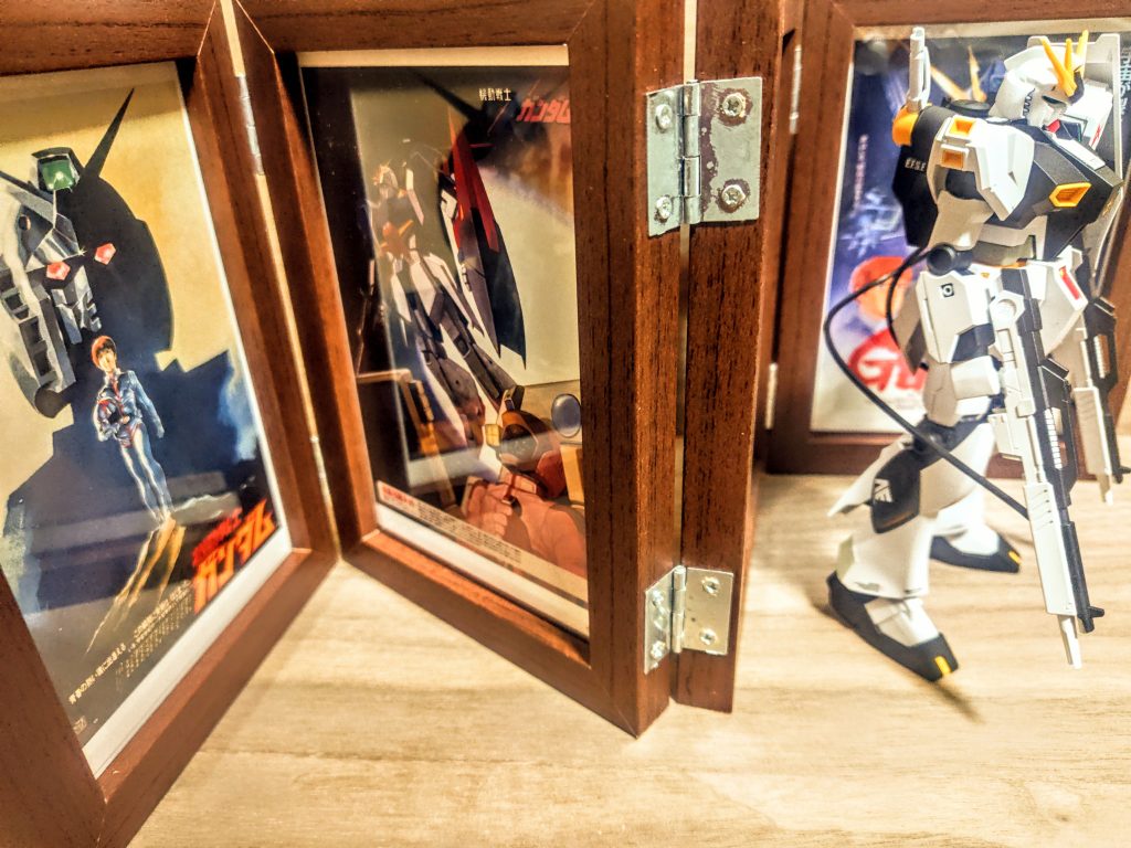 このフォトフレームは700円と、やっぱりダイソーブランドじゃなく、スタンダードプロダクツブランドからなんで、ちょっとお高いんですが、「それでもいいっ、この映画館気分はたまらん」これをそのまま入れられるケースはなかなか少ないでしょうが、本格的な展示ショーケースの背景や、部屋の棚に置いて、その前にキットを置いてあげるだけでも幸せになれそう。