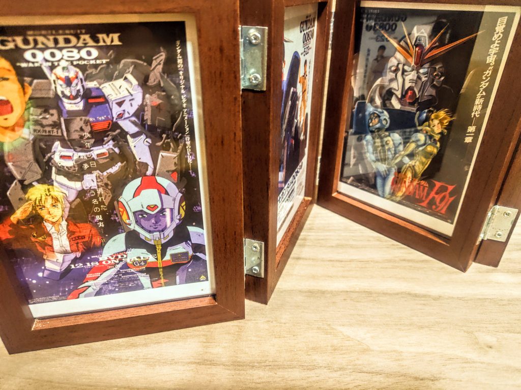 このフォトフレーム1つでいくらでも楽しそうなパターンが生まれそうで、やはりいい商品。なかなか良いアイテムだったので、思わず紹介してしまいました。またこのフレームの前に飾れる傑作キットを私も作らないとですね。とか何とか言いつつ今回はここまで。ぜひ良ければ皆さんも背景にこんなものを置いたりして、完成したキットを飾ってみてください。完成したキットが数段クオリティがアップしたみたいに感じることができますよ。それではまた次回お会いしましょう、ではまた。