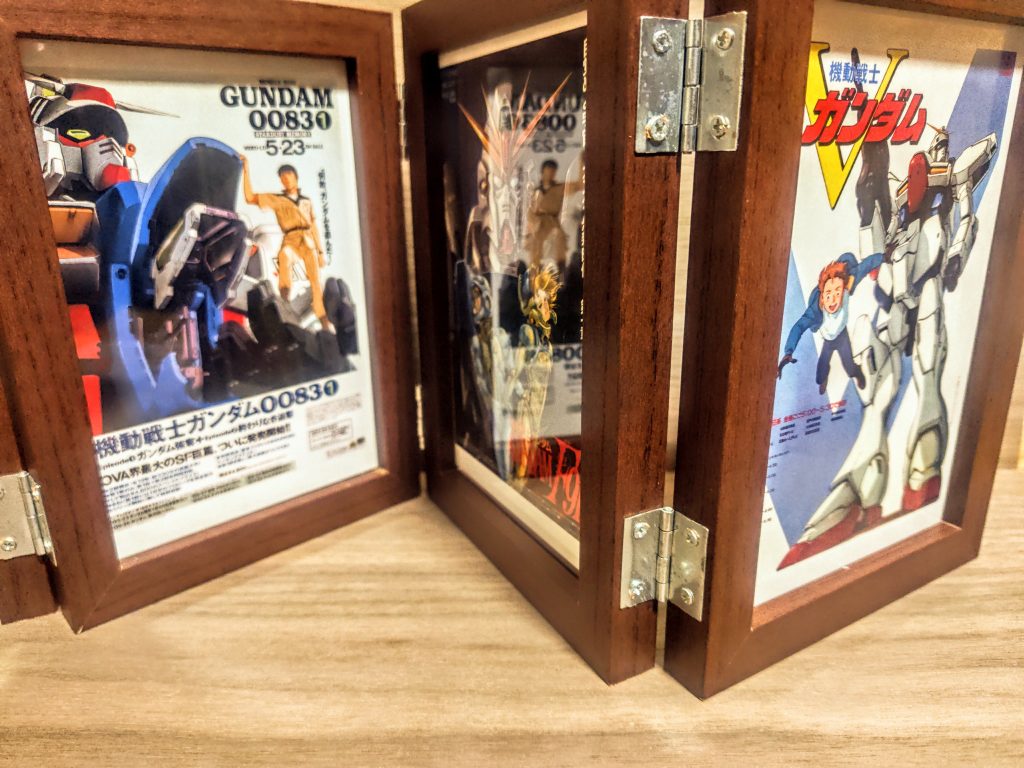 あれなら、ポスターの前にそれぞれのキットを置いていくのも楽しいかもしれませんね。たまたま片面が4面なので、横に広いスペースで飾られてる方は、いっそ本家も分家も関係なくこのフレームを複数並べていくのもありでしょう。その前にそれぞれのキットを置く、「ワクワクしますね！！」もしくは例えば08小隊で固めたりして、キーポスター(DVDパッケージの1巻とか)、シロー、カレン、サンダースと印刷した4枚を入れ、その前にそれぞれの搭乗機を組んで置いていくのも面白そう。Gフレームならウチでも出来そうです。