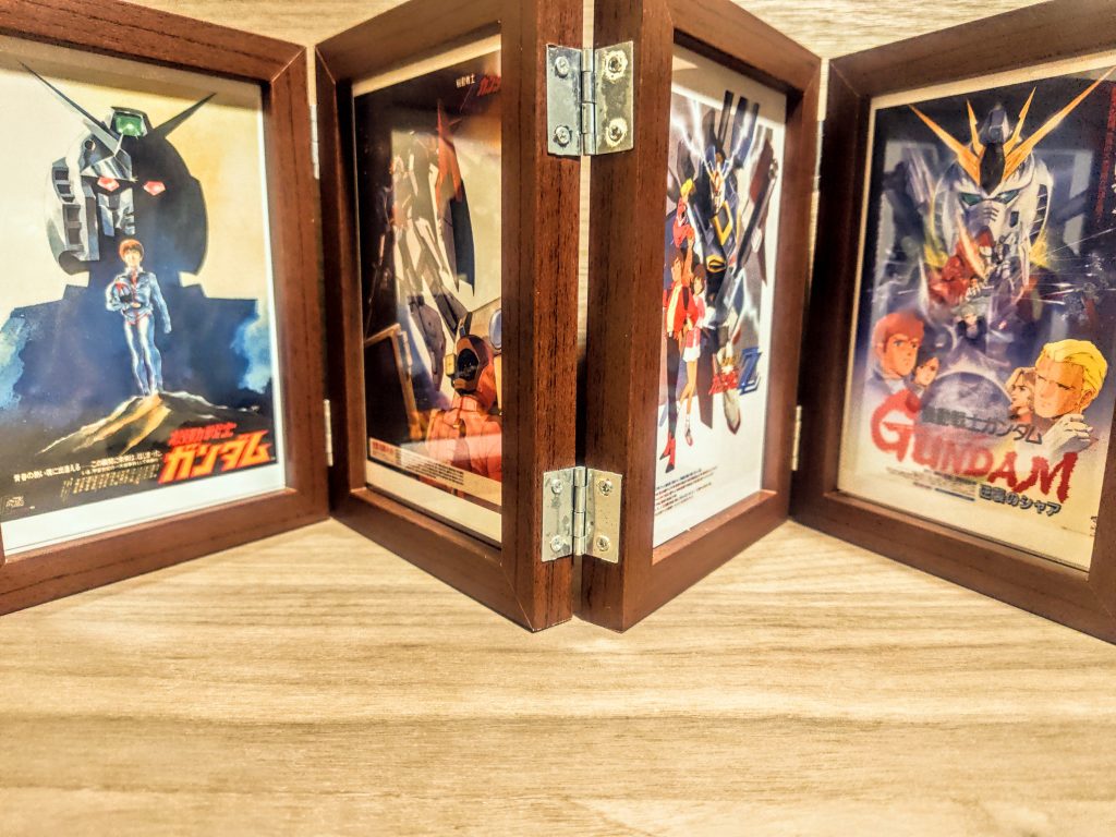 これはエグい。良いですねぇ、悪くない悪くない（笑）。ニヤニヤが止まりません。初代ガンダムから、Ζガンダム、ΖΖガンダム、そして逆襲のシャアのキービジュアル的なポスターですね（笑）。これならどのキットを組んでも背景に置けます。そして何より映画館のようで、本当に嬉しい。背面にも当然入れられるので、、、