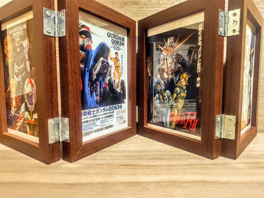 こちら側はこんな感じですね。表面が本家に、裏面が分家とちょっと味付けの違うF91とVにしました。ハサウェイと悩んだんですがね、んー、ククルスドアン、ハサウェイ、V、ターンAにするのも悪くなかったかも。とはいえやっぱり映画館に来たみたいで何を入れてもきっといい感じに見えるでしょう。