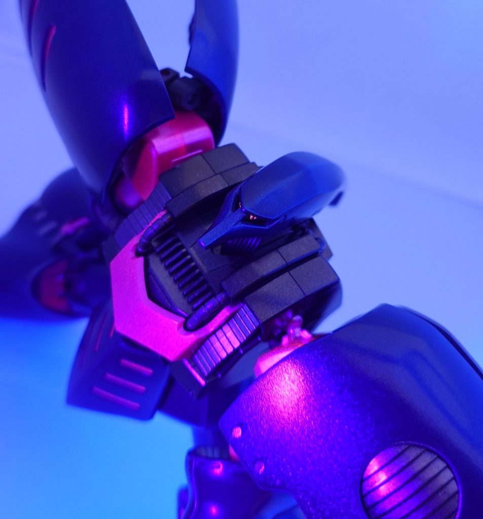 ブラックライトに当てると目が光ります(renpou_emb)