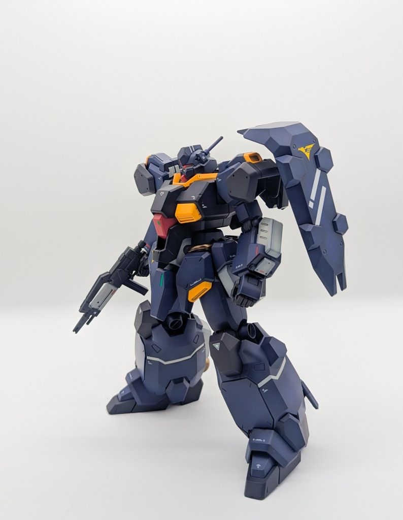 多少スジボリを掘り直した程度で、取り立てて追加工作はしていません。大粒のパーツが多いのでヒケが多いです。