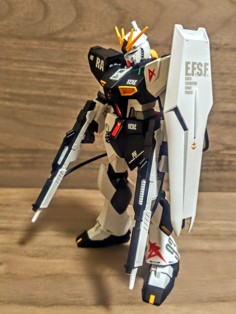 といっても、ベースカラーに黒の部分を少しだけ増やしただけなんですけどね。ロールアウト直前の最終テスト版っていう設定で。その割にマーキングがハデなんですが（笑）、ここはそれもアニメっぽいかなと。武器は前回のシンプルνガンダムのものを奪い取ってきました（笑）、なのでこちらの武器はあっちに。