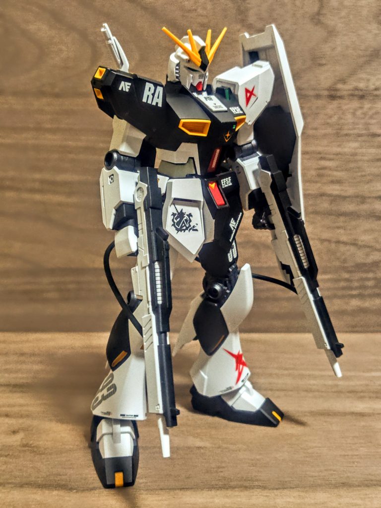 こうして普通じゃないカラーリングのνガンダムを作るのもなかなか面白かったです。どんな風に塗り分けようかなというのが、なかなかワクワクするもの。カラバリを増やしていくっていうのは組立てが簡単なエントリーグレードモデルだからこそ出来るんですよね。後ハメ化とか、仮組みからの分解とか、そういうプロの技はなかなか素人にはできませんぞっ。